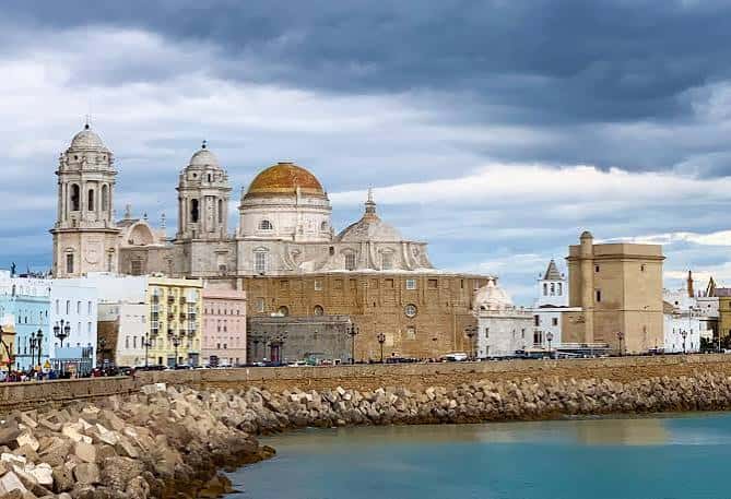 Panorámica de la bahía de Cádiz con las catedrales y el mirador