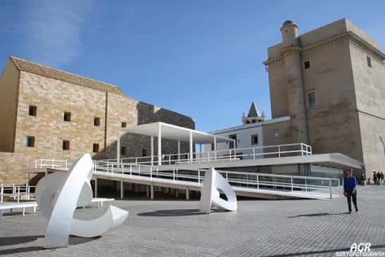 Plaza del mirador Entre Catedrales con escultura moderna