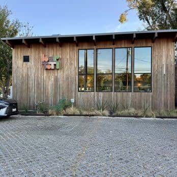 Fachada exterior de madera de Bar Toti en Austin