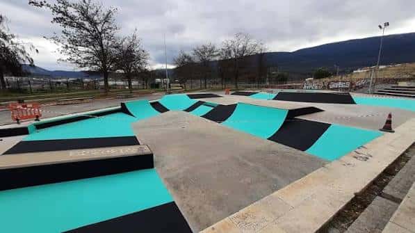 Vista general del skatepark Batoi con rampas de color turquesa y negro