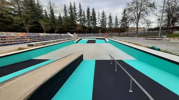 Detalle de las estructuras de skate y barras en el área municipal
