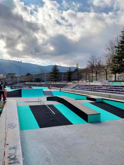Área de gradas y zonas de práctica del skatepark bajo cielo nublado