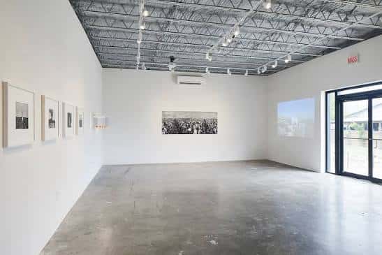 Galería de arte con paredes blancas y exposiciones enmarcadas