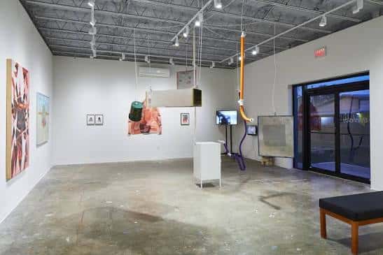 Espacio interior de la galería con instalaciones artísticas modernas