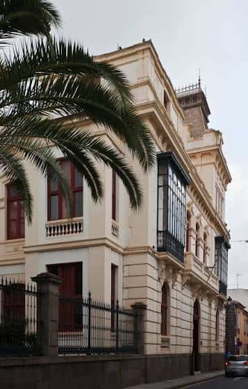 Fachada principal del Casino de La Laguna con detalles arquitectónicos y palmeras