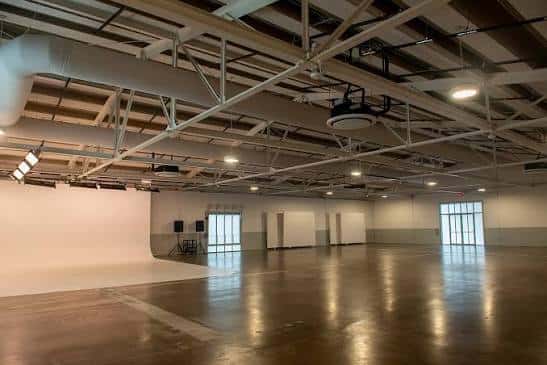 Interior del salón de distribución con suelo pulido y techos altos
