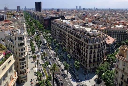 Vista aérea de la Avenida Diagonal con edificios emblemáticos y tráfico urbano