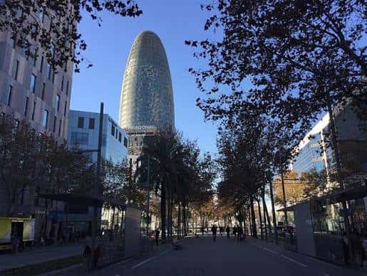 Avenida Diagonal con el Torre Glòries al fondo, rodeada de árboles y peatones