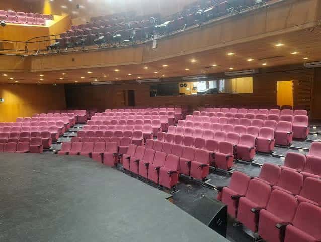 Interior del auditorio mostrando la distribución de las butacas y el balcón superior