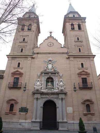 Fachada principal de la Basílica de Nuestra Señora de las Angustias con sus dos torres y escultura central