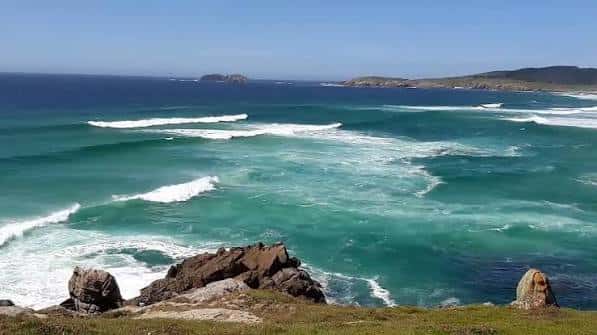 Paisaje costero con olas rompiendo en las rocas de Punta Penencia