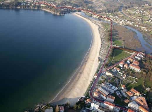 Fotografía cenital de la playa mostrando su extensión y el entorno urbano
