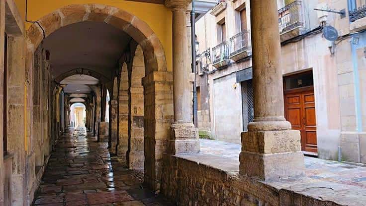 Pasillo de arcos y columnas del Casco Histórico de Avilés