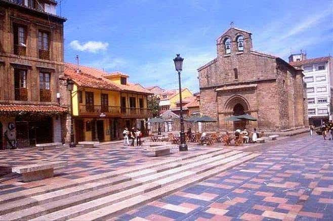 Plaza Mayor con la iglesia de San Nicolás al fondo