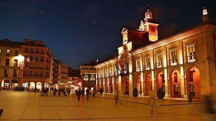 Ayuntamiento de Avilés iluminado por la noche en la Plaza Mayor