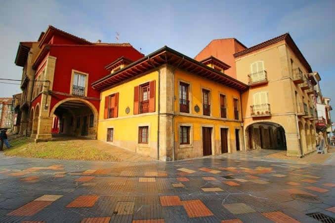 Fachadas coloridas y arquitectura tradicional en el casco antiguo