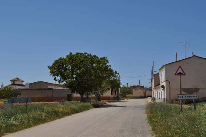 Entrada al pueblo de Los Anguijes con señalización
