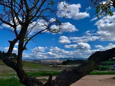 Paisaje del Pla de la Mina con nubes blancas y vista a Manresa