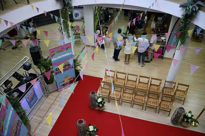 Vista aérea del interior de la galería decorado para el evento
