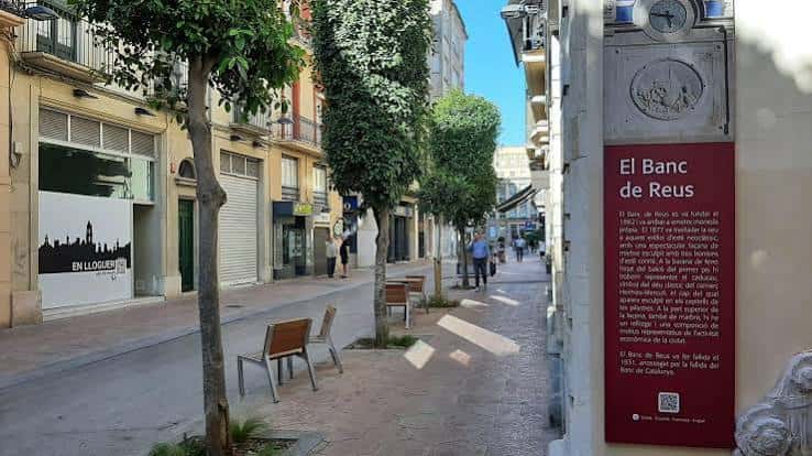 Calle peatonal del Raval de Santa Anna con señalización