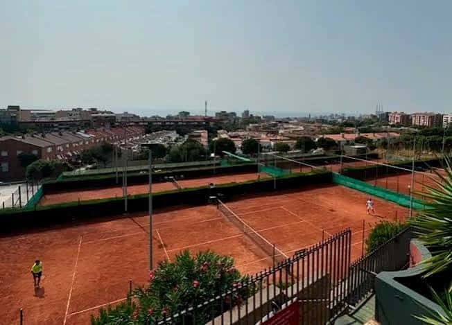 Pistas de tierra batida con vista a la ciudad y el mar en el horizonte