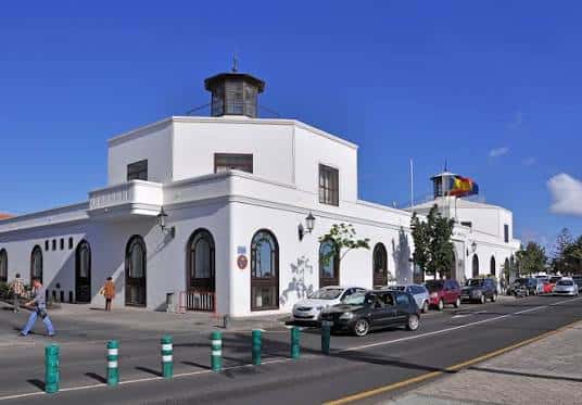Vista exterior del Ayuntamiento de Arrecife con fachada blanca y torre
