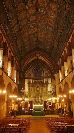 Interior de la nave principal con altar y techos decorados