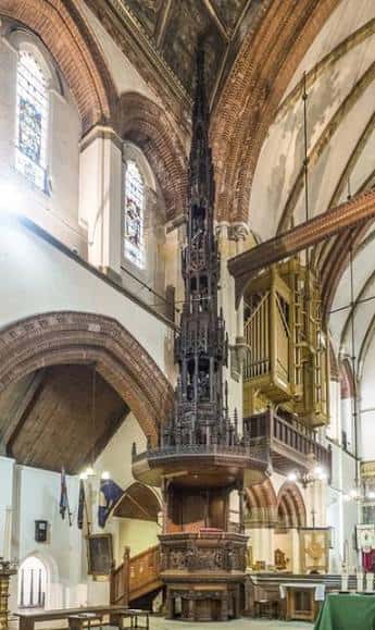 Púlpito histórico y órgano dentro de la iglesia
