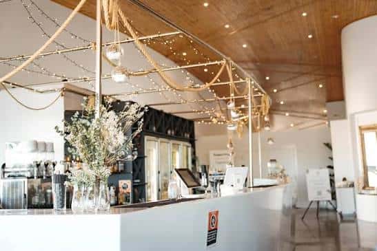 Bar principal del lugar con iluminación cálida y detalles decorativos