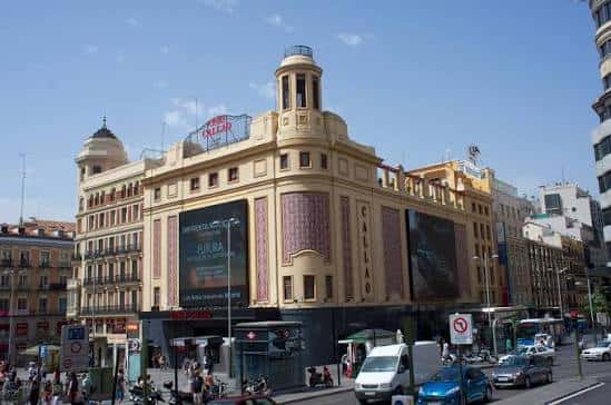 Fachada exterior del Cine Callao en Madrid durante el día