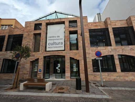 Vista exterior del Centro de Interpretación de la Cultura Mediterránea en El Ejido