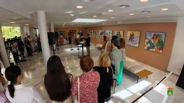 Interior del centro mostrando una exposición con público asistiendo a un evento cultural