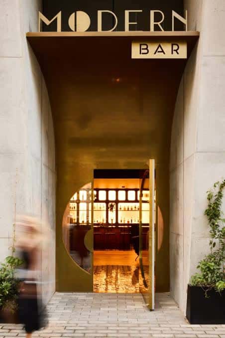 Entrada principal del Modern Bar con letrero dorado