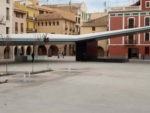 Plaza de la Vila con estructura moderna y fuentes decorativas en primer plano