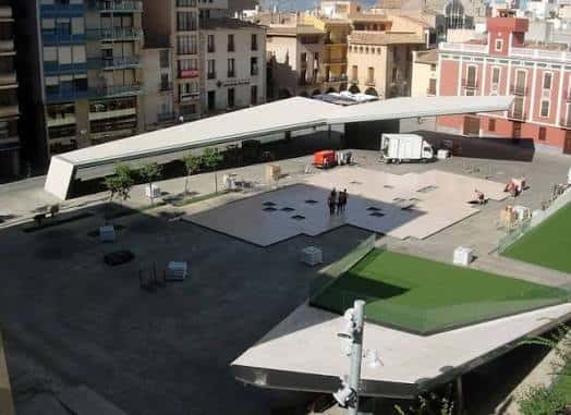 Vista aérea de la plaza mostrando su diseño contemporáneo y espacios abiertos para eventos