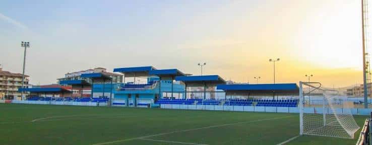 Vista panorámica del Estadio Vivar Téllez al atardecer con gradas azules