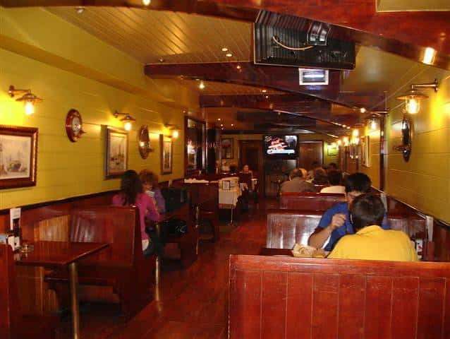 Interior del restaurante La Cueva de Antolín con mesas y clientes
