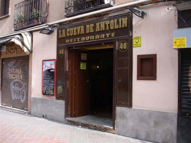 Fachada exterior del restaurante La Cueva de Antolín en Alcalá de Henares