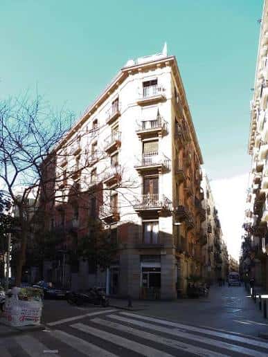 Fachada del edificio en Carrer de la Lluna con arquitectura tradicional y balcones