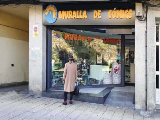 Fachada exterior de la tienda Muralla de Cómics en Lugo con su logotipo visible