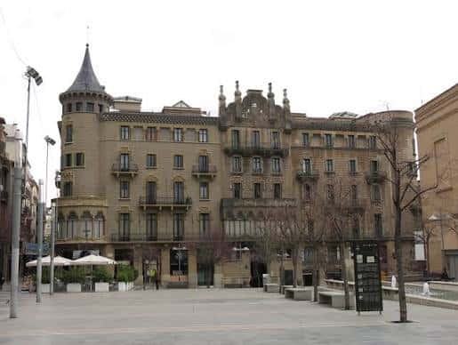 Vista general de la Plaça Fius i Palà con el edificio Casa Torrents