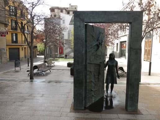 Escultura 'L'acollida' en la plaza