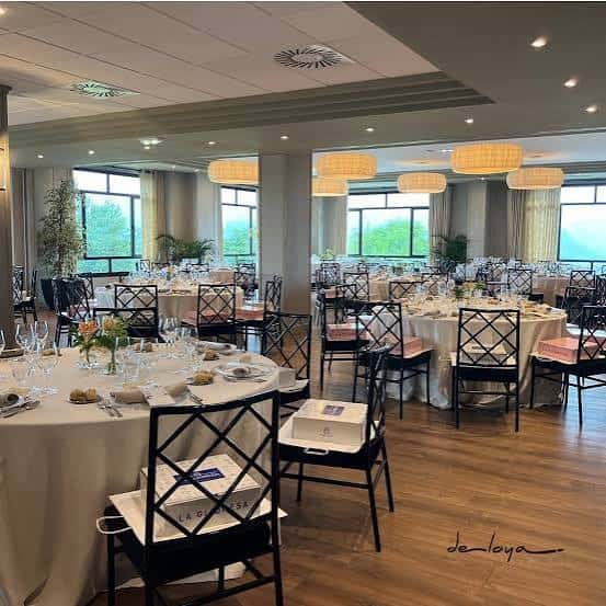 Salón principal decorado para recepción con mesas redondas y vistas panorámicas