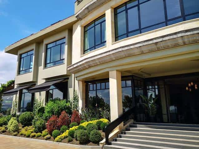 Fachada exterior del edificio Deloya Latores con escalinata y jardines