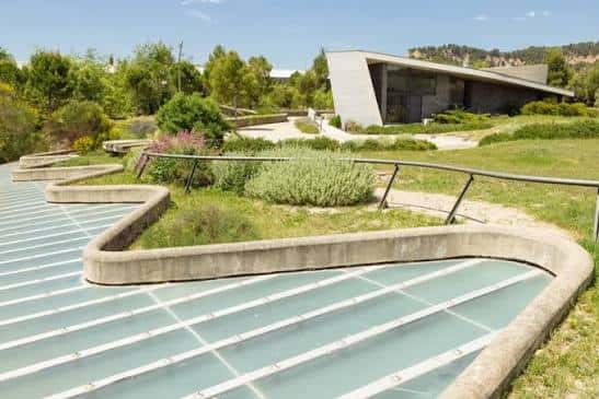 Vista exterior del Cementerio Nuevo de Igualada con su arquitectura moderna y jardines