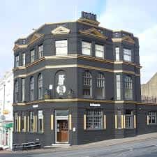 Vista frontal del pub Islingword Inn desde la esquina de Queen's Park Road