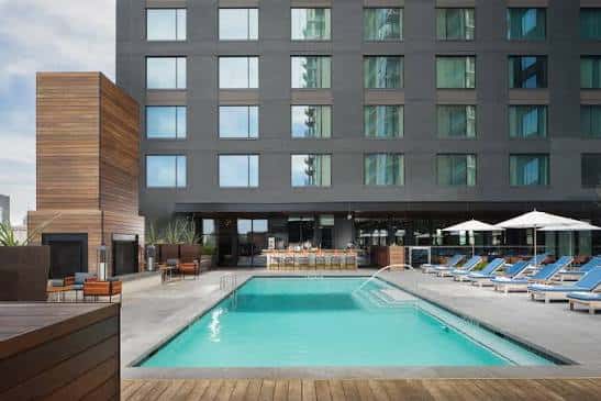 Piscina exterior del Hotel Van Zandt con tumbonas y bar