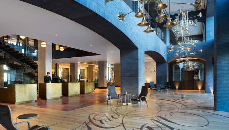 Lobby moderno del hotel con columnas azules y lámparas decorativas