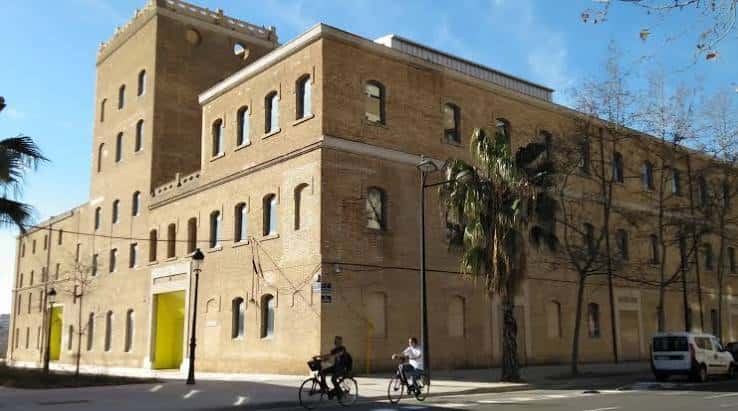 Vista exterior del edificio La Farinera con su fachada de ladrillo y torre característica