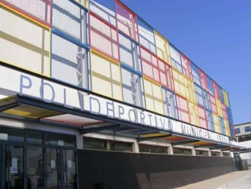 Fachada exterior del Polideportivo Municipal Fernando Argüelles con diseño colorido